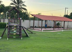 Sân chơi trẻ em tại Apartamento 100 metros da praia com piscina