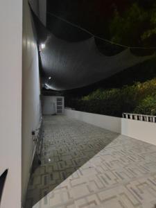 een gang van een gebouw met een zwart plafond bij CASA VILLA NICA Nariño Cundinamarca in Nariño