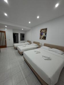 Giường trong phòng chung tại Twin Beds Studios by Kentrikon 1924 Hotel, Old Town