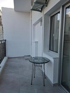 ein kleiner Tisch neben einem Fenster in der Unterkunft Twin Beds Standard Studios by Kentrikon 1924 Hotel, Old Town in Paphos City