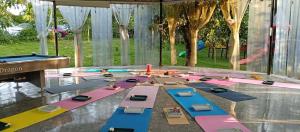 een groep tafels in een tent met een zwembad bij Cao Phong Glamping in Cao Phong