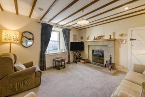 ein Wohnzimmer mit Sofa und Kamin in der Unterkunft 3 Bed in Low Row oc-h34097 in Gunnerside