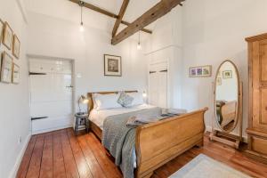 Schlafzimmer mit einem Bett und einem Spiegel in der Unterkunft 3 Bed in Low Row oc-h34097 in Gunnerside