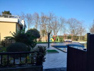 une cour avec une aire de jeux dotée d'un toboggan dans l'établissement Paradise, à Bourgas