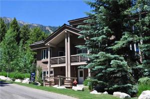 Nespecifikovaný výhled na hory nebo výhled na hory při pohledu z vily