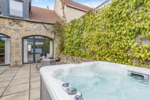 Hồ bơi trong/gần 1 Bed in Newburgh oc-h32593