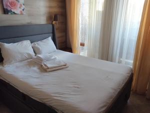 un lit avec deux serviettes posées dessus dans l'établissement Paradise, à Bourgas 6 autres photos