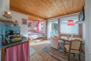 Køkken eller tekøkken på Hotel Haus am Waldrand