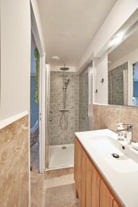 Et badeværelse på Studio LILAS avec terrasse au calme