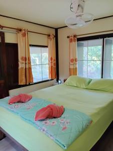 een slaapkamer met een bed met twee handdoeken erop bij Koh Kood Little Hut in Ko Kood