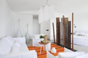 En eller flere senge i et værelse på Santorini Secret Suites & Spa, Small Luxury Hotels of the World + 151 billeder