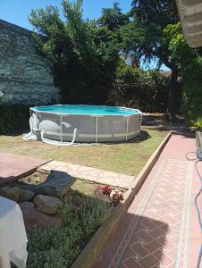 einen Pool im Garten mit in der Unterkunft La Casa de la Oma in Tandil