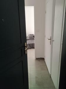 een open deur naar een kamer met een slaapkamer bij Studio centre Rouen rive gauche au pied du T4 in Le Petit-Quevilly