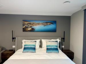 Postel nebo postele na pokoji v ubytování Uno Carbis Bay - Luxury Serviced Accommodation