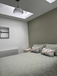 En eller flere senge i et værelse på Cross Beck Cottage