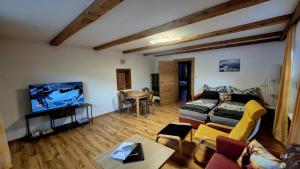 un soggiorno con divano e TV a schermo piatto di Appartement Kaufmann a Westendorf