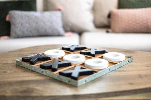 - un échiquier sur une table dans le salon dans l'établissement L' Harmonie, à Périgueux