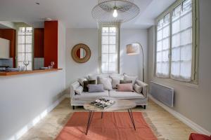 un salon avec un canapé et une table basse dans l'établissement L' Harmonie, à Périgueux