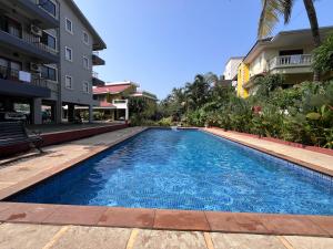 ein Schwimmbad vor einem Gebäude in der Unterkunft 3 bhk home stay baga in Arpora