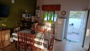 een keuken met een tafel en een witte koelkast bij Arevalo Mar de Ajo in Mar de Ajó +70 foto's