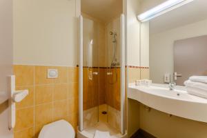 een badkamer met een douche, een toilet en een wastafel bij Ace Hotel Noyelles in Noyelles-Godault +13 foto's