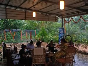 En restaurant eller et andet spisested på La Goodwill Garden Luxury -pondicherry