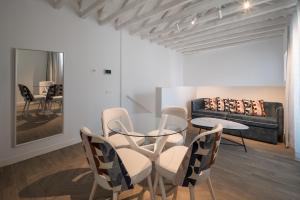 a living room with a table and chairs and a couch at Tandem Mezquita in Córdoba