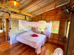 En eller flere senge i et værelse på Koh Mook Banana Garden