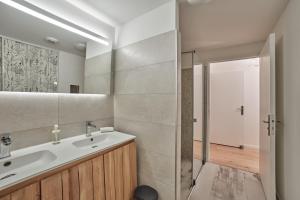 Et badeværelse på 3p - 70m2 CAPUCINE au calme avec jardins + 26 billeder