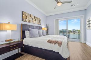 een slaapkamer met een groot bed en een balkon bij BrightWater Blue 158-2 in Clearwater Beach