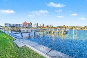 een dok in het water met een stad op de achtergrond bij BrightWater Blue 158-2 in Clearwater Beach +44 foto's