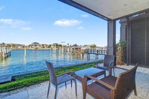een patio met stoelen en een tafel met uitzicht op het water bij BrightWater Blue 158-2 in Clearwater Beach