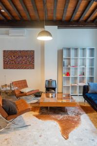 a living room with a couch and a coffee table at De Wijngaard in Ghent