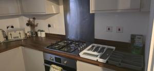 een keuken met een fornuis en een aanrechtblad bij SNS dreams property in Dunstable