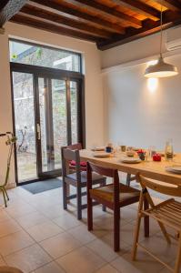 a dining room with a table and chairs and a window at De Wijngaard in Ghent