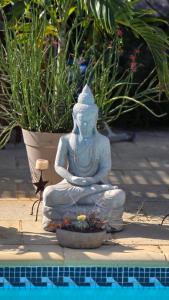 — een standbeeld van aitatingitatingitatingitatingitatingitatingitatingitatingitatingitating bij Ti kaz cheu nous in Saint-Louis +47 foto's