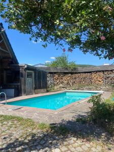 een zwembad voor een stenen muur bij Blockhütte am Flugplatz mit Pool in Kühndorf