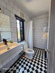 een badkamer met toilet, wastafel en bad bij ชวนไดอารี่ Chuan Diary in Ban Nong Bua +128 foto's