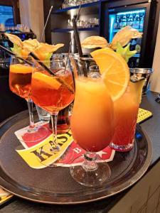 un plateau avec quatre boissons sur un bar dans l'établissement Au Coeur d'Alle by Belvilla, à Alle