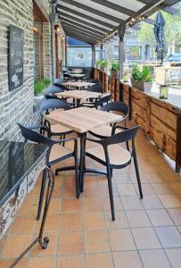 une rangée de tables et de chaises sur une terrasse dans l'établissement Au Coeur d'Alle by Belvilla, à Alle