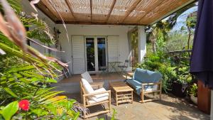 een patio met 2 stoelen en een tafel bij Ti kaz cheu nous in Saint-Louis