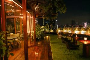 ein Restaurant mit Stadtblick in der Nacht in der Unterkunft Metro Pratunam Boutique Hotel in Pratunam