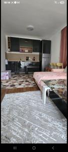 een kamer met twee bedden en een tafel erin bij Aerodrom apartman in Ledine