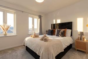 En eller flere senge i et værelse på Bright & Modern 4 Bedroom House in Yeovil