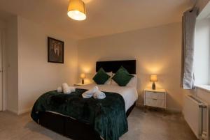 En eller flere senge i et værelse på Bright & Modern 4 Bedroom House in Yeovil