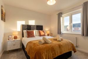 En eller flere senge i et værelse på Bright & Modern 4 Bedroom House in Yeovil