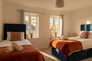 En eller flere senge i et værelse på Bright & Modern 4 Bedroom House in Yeovil