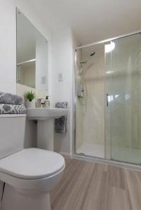 Et badeværelse på Bright & Modern 4 Bedroom House in Yeovil + 20 billeder