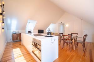 een keuken en eetkamer met een tafel en stoelen bij Once Upon Lisboa in Lissabon +38 foto's