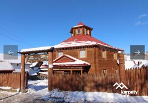 a wooden house with a fence in the snow at Hotel Zlagoda in Lazeshchyna +17 photos